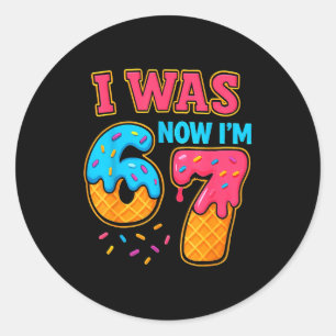 Ik was 6 nu ben ik 7 67 Zes Zeven Meme voor 7 jaar Ronde Sticker