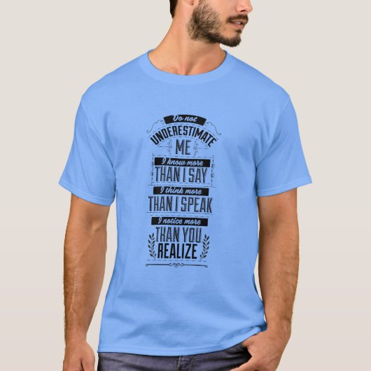 Ik weet meer dan ik zeg, onderschat me niet t-shirt (Voorkant)