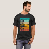 Ik weet niet dat ik hier gewoon werk t-shirt (Voorkant volledig)