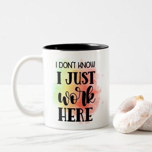 Ik weet niet dat ik hier gewoon werk tweekleurige koffiemok (Met donut)