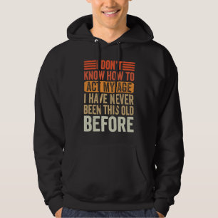 Ik weet niet hoe ik me mijn leeftijd moet gedragen hoodie