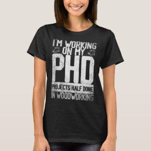 Ik werk aan mijn PHD-projecten, half gedaan Woodwo T-shirt