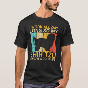 Ik werk de hele dag, zodat mijn sjiitische Tzu een T-shirt