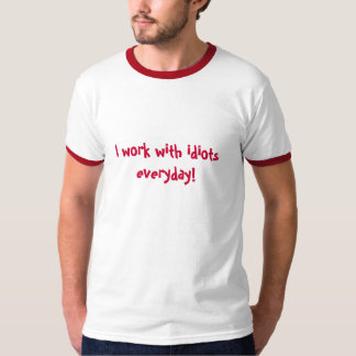 Ik werk elke dag met idioten. t-shirt