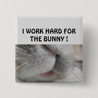 Ik werk hard voor de bunny vierkante button 5,1 cm