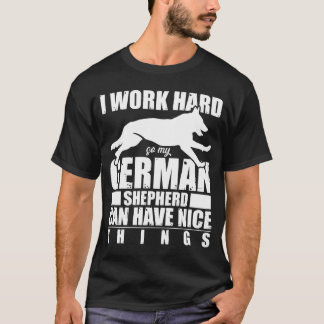 Ik werk hard zodat mijn Duitse herder het leuk kan T-shirt