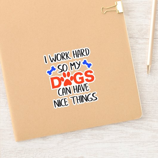 Ik werk hard zodat mijn honden leuke dingen kunnen sticker (Notitieboek)