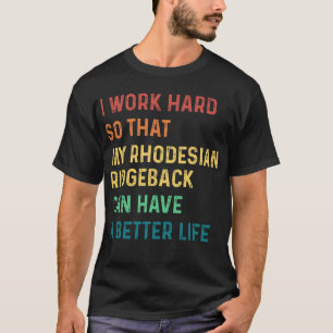 Ik werk hard zodat mijn rhodezische ridgeback t-shirt