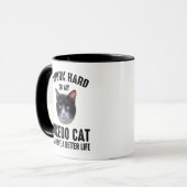 Ik werk hard zodat mijn Tuxedo Cat beter kan leven Mok (Voorkant links)