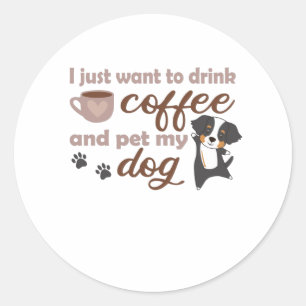 Ik wil alleen koffie Drinken en mijn hond Senner p Ronde Sticker