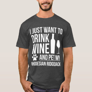 Ik wil wijn drinken en Rhodesian Ridgeback D aaien T-shirt