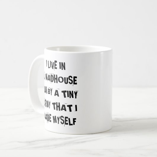 Ik woon in een Madhouse, gerund door een klein leg Koffiemok (Voorkant links)
