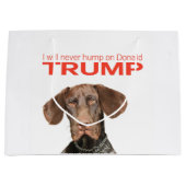 Ik zal nooit met Donald Trump meegaan. Large Cadeautasje (Voorkant)