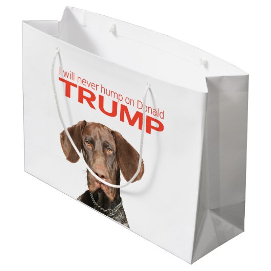 Ik zal nooit met Donald Trump meegaan. Large Cadeautasje (Achterkant Gekanteld)