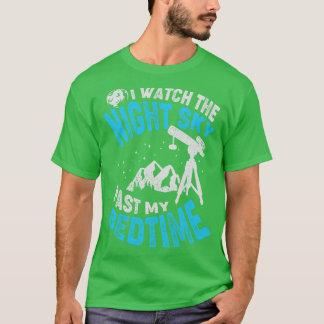 Ik zie de nachtelijke hemel voorbij mijn bedtijd t-shirt
