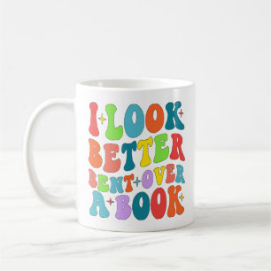Ik zie er beter uit gebogen over een boek Boekenwu Koffiemok