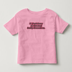 Ik zie er grappig uit omdat papa me heeft gekleed kinder shirts