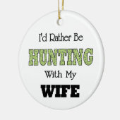 Ik zou liever met mijn vrouw jagen. keramisch ornament (Links)