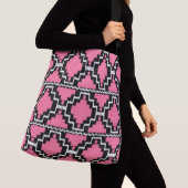 Ikat Aztec Tribal - Fuchsia Roze, Zwart en Wit Crossbody Tas (Dichtbij)