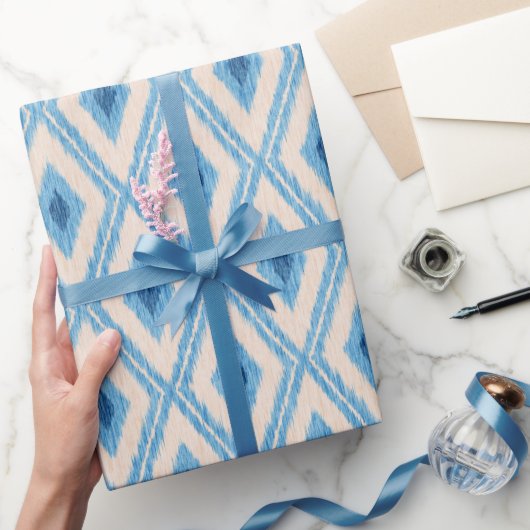 Ikat blauw patroon. Cadeaupapier (Geschenken)