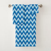 Ikat Chevron Stripes - Cobalt, Sky Blue en White Bad Handdoek (Insitu)