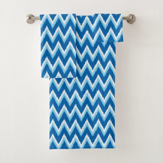 Ikat Chevron Stripes - Cobalt, Sky Blue en White Bad Handdoek (Insitu)