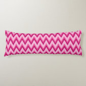 Ikat Chevron Stripes - Fuchsia and Bleek roze Lichaamskussen (Voorkant)