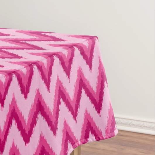 Ikat Chevron Stripes - Fuchsia and Bleek roze Tafelkleed (Voorbeeld)