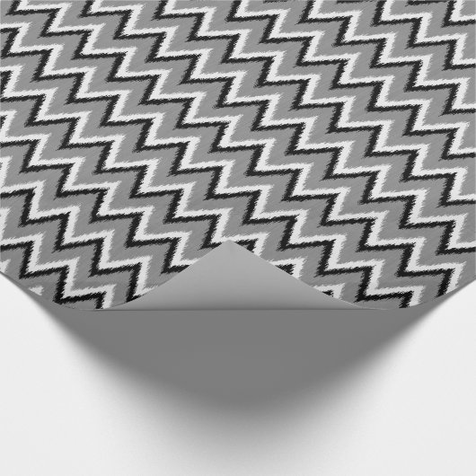 Ikat Chevron Stripes - grijs / grijs, zwart & wit Cadeaupapier (Hoek)