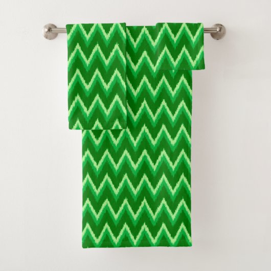 Ikat Chevron Stripes - Pine en Lime Green Bad Handdoek (Insitu)