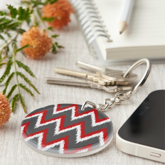Ikat Chevron Stripes - Rood, wit en grijs / Grijs Sleutelhanger (Voorkant Rechts)