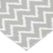 Ikat Chevrons - Zilver grijs en wit Tafelkleed (Gekanteld)
