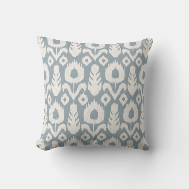 Ikat Floral Pattern Light Blue and Natural Kussen (Voorkant)