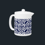 Ikat Moorish Damask - indigo et blanc<br><div class="desc">Motif d'arche maure complexe avec une texture tissée Ikat - motif blanc sur un indigo profond / arrière - plan bleu marine</div>