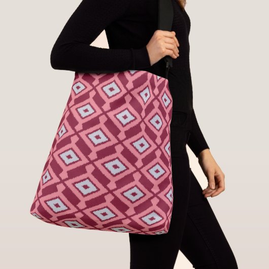 Ikat Pattern - Bourgogne, grijs en koraal Crossbody Tas (Dichtbij)