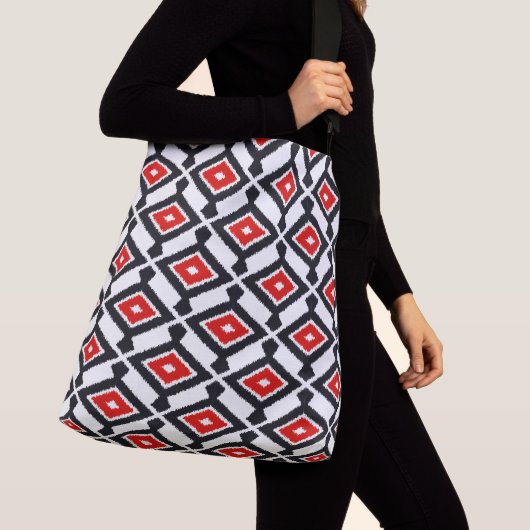 Ikat Pattern - Donkerrood, zwart en wit Crossbody Tas (Dichtbij)