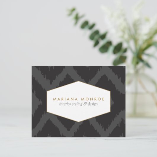 Ikat Pattern in Donkergrijs Designer Briefkaart (Staand voorkant)