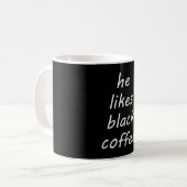 Il aime la tasse de café noir (Devant gauche)