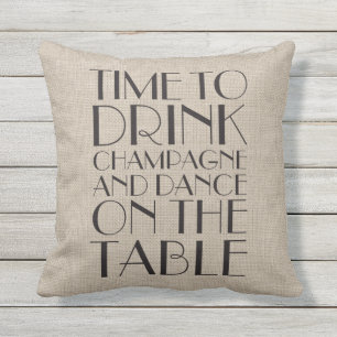 Il est temps de boire du champagne Burlap Coussin