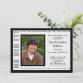 Il L'A Fait ! Invitation photo de diplôme (Debout devant)