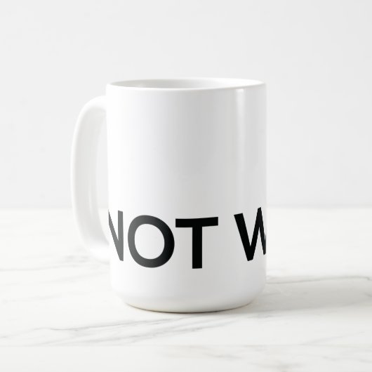 Il n'y a pas de vin dans cette tasse de café. (Devant gauche)