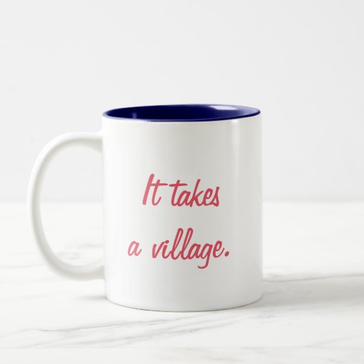 Il prend une tasse de café de village (Gauche)