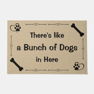 Il y a un groupe de chiens dans ici le tapis de