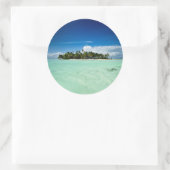 Île du Pacifique avec palmiers autocollant rond (Sac)