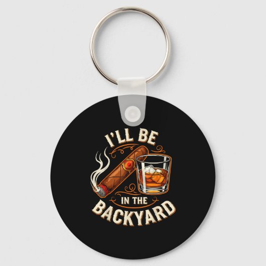 I'll Be In The Backyard Funny Cigar And Bourbon Lo Sleutelhanger (Voorkant)