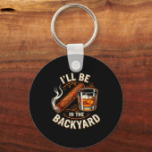 I'll Be In The Backyard Funny Cigar And Bourbon Lo Sleutelhanger (Voorkant)