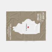 Illinois State Map Aangepaste namen, stad, datum,  Fleece Deken (Voorkant (Horizontaal))