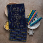 Illuminer une voie vers la paix - carte Hanoukka<br><div class="desc">Sur cette carte moderne de Chanukah,  on peut lire : "Que les flammes s'allument,  illuminent un chemin vers la paix". Un motif de Chanukah menorahs décore le dos,  mais peut aussi inclure une photo avec personnalisation</div>