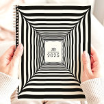 Illusion optique Blancs et noirs 2025<br><div class="desc">Organisez-vous et immortalisez-vous avec ce planificateur unique, doté d'un design d'illusion d'optique avec des rayures noires et blanches audacieuses. Personnalisez-le avec vos initiales et l'année 2025 pour un look moderne et attrayant. Ce planificateur est parfait pour suivre les rendez-vous, les rendez-vous et toutes vos dates importantes. Avec son design captivant...</div>