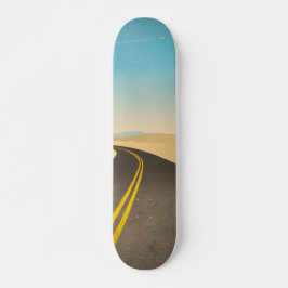 Illustratie van de lege snelweg in de woestijn skateboard